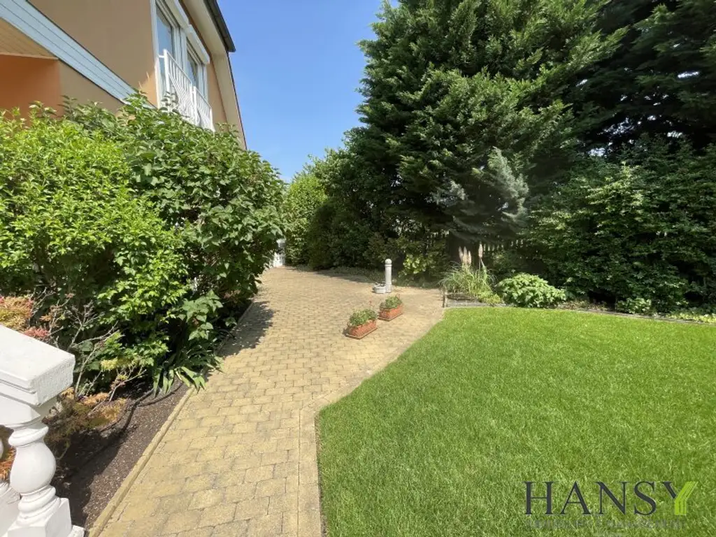 Neuwertiges Traum-Einfamilienhaus in Pfaffstätten: Stil, Pool und Gartenparadies!