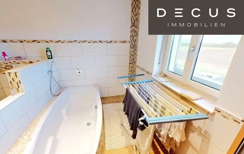 TRAUMHAFTES EINFAMILIENHAUS MIT MIT WOHNKÜCHE, 4 SCHLAFZIMMERN UND GROSSEM GARTEN