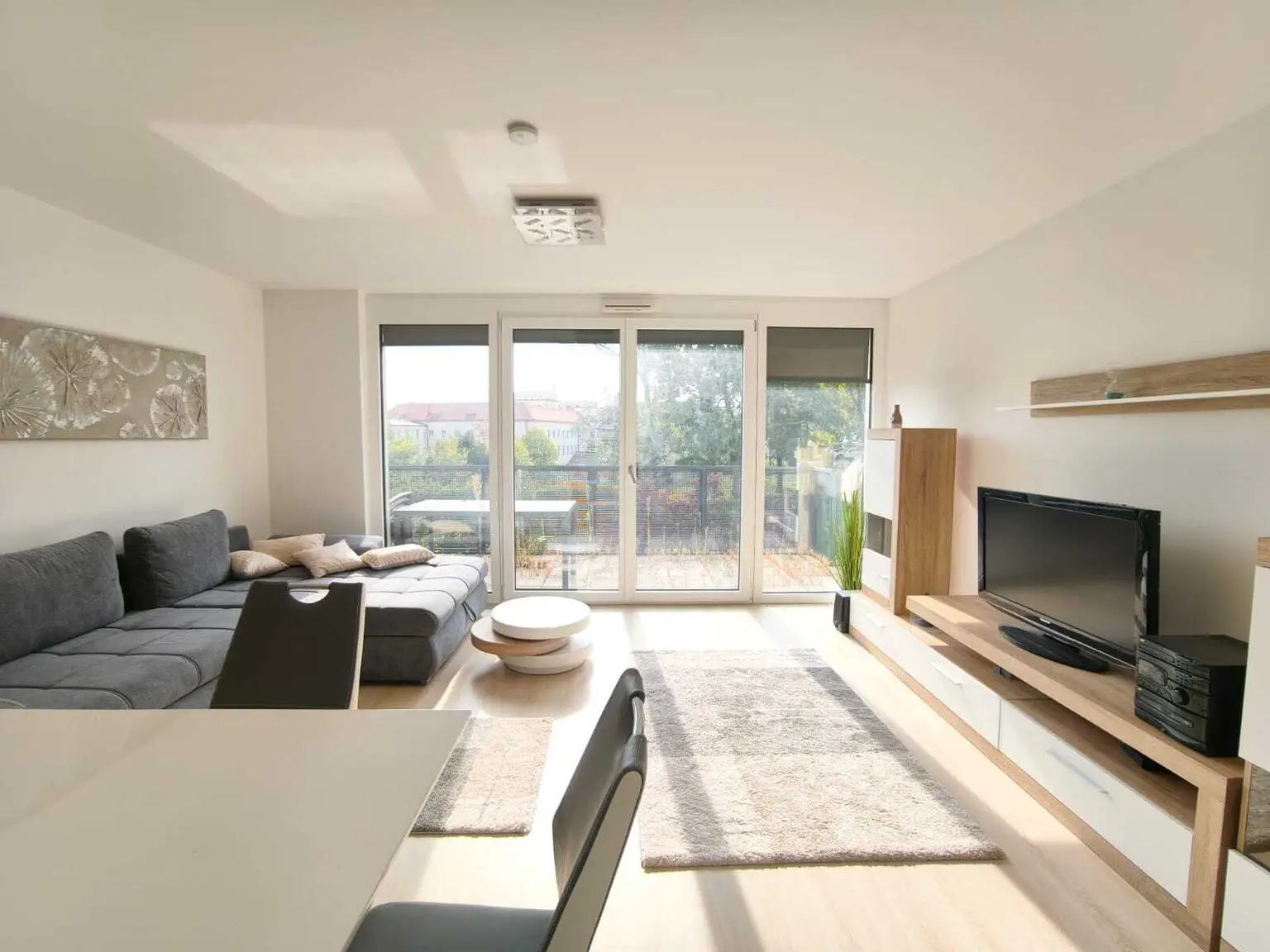 Moderne 3 Zimmerwohnung inkl. Balkon + 2 Garagenplätze!