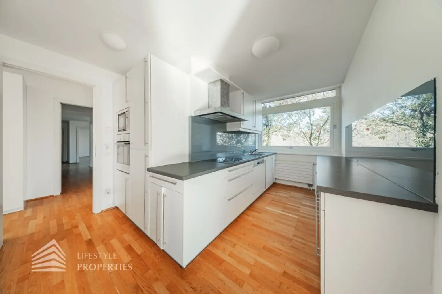 Wunderschöne 5 - Zimmer Wohnung mit Terrasse und Garten