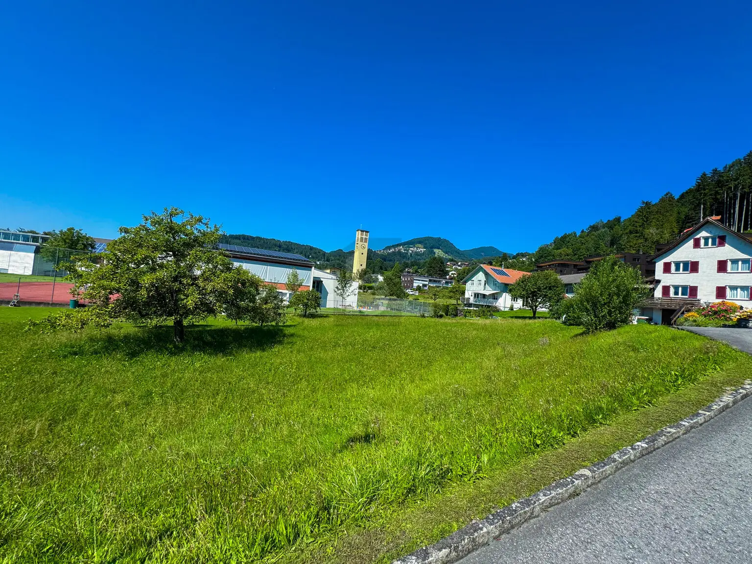 SONNIG, RUHIG UND BESTENS ANGEBUNDEN