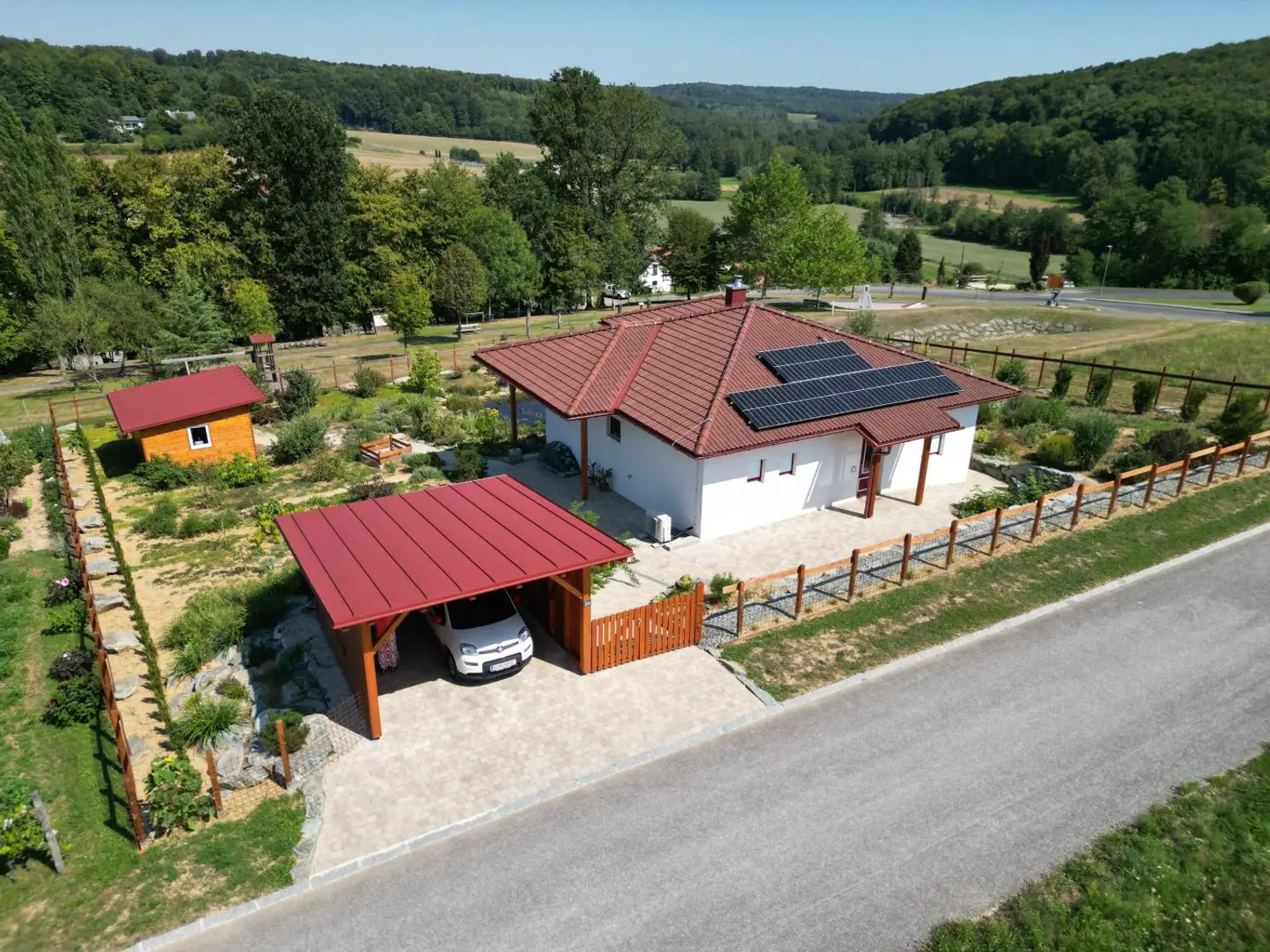 Neuwertiger Bungalow mit einzigartiger Steingartengestaltung und Naturteich