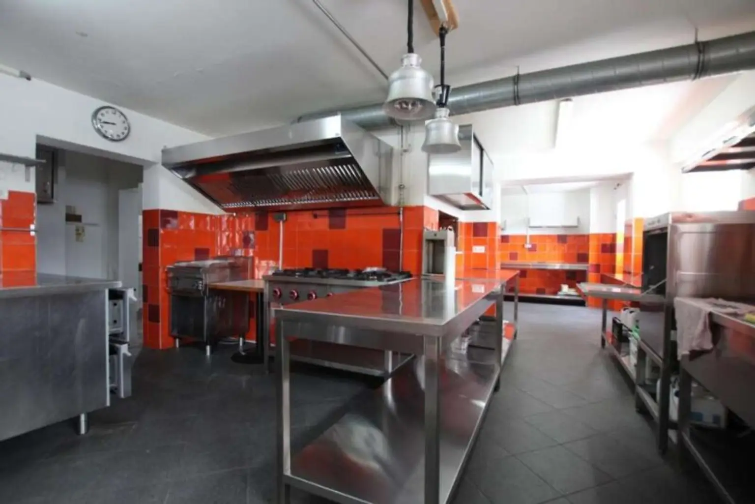 Gästehaus mit 10 Zimmern, privater Wohnung, Restaurant inklusive moderner Gastroküche und Nebengebäude – Ihre perfekte Investitionsmöglichkeit