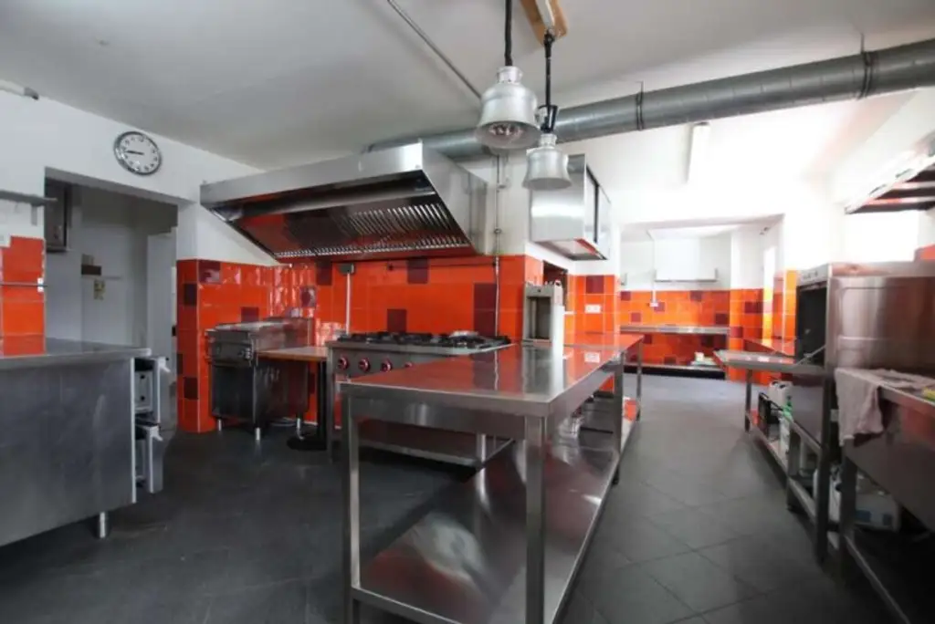 Gästehaus mit 10 Zimmern, privater Wohnung, Restaurant inklusive moderner Gastroküche und Nebengebäude – Ihre perfekte Investitionsmöglichkeit