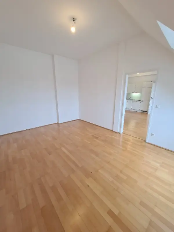 Befristet vermoietete 2-Zimmmer- Dachgeschosswohnung - 
Garten-/Hofseitig ausgerichtet!