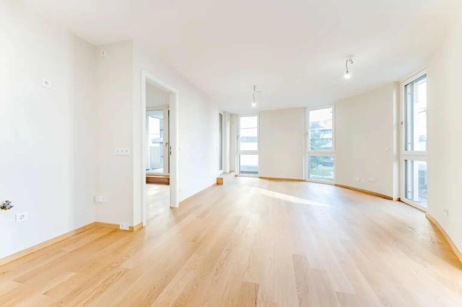 Erstbezug ab Februar! Nähe U6/U4! Helle 2-Zimmer-Wohnung mit Loggia zu vermieten!