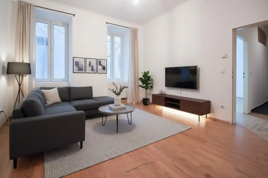 Sanierungsbedürftig | 3 Zimmer Altbau-Wohnung | ruhige Innenhoflage | zentral begehbar