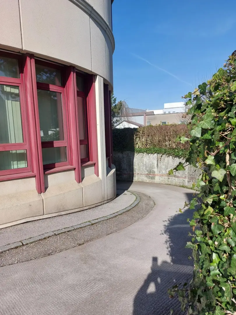 Geschäfts- Büro- und Wohnhaus