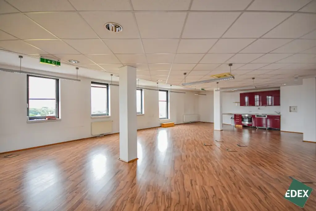 Modernes Büro mit guter Anbindung und Terrasse