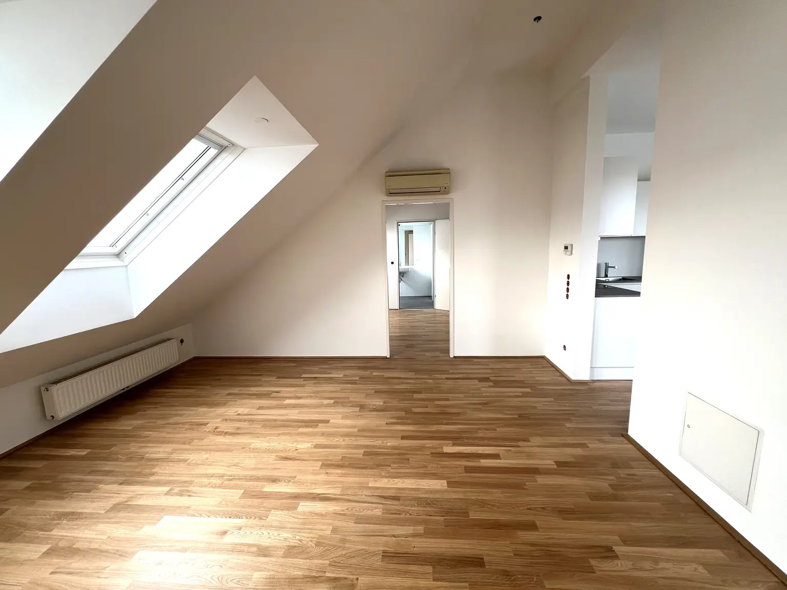 ERSTBEZUG NACH SANIERUNG: Helle klimatisierte Dachgeschoss-Wohnung in der Taborstraße