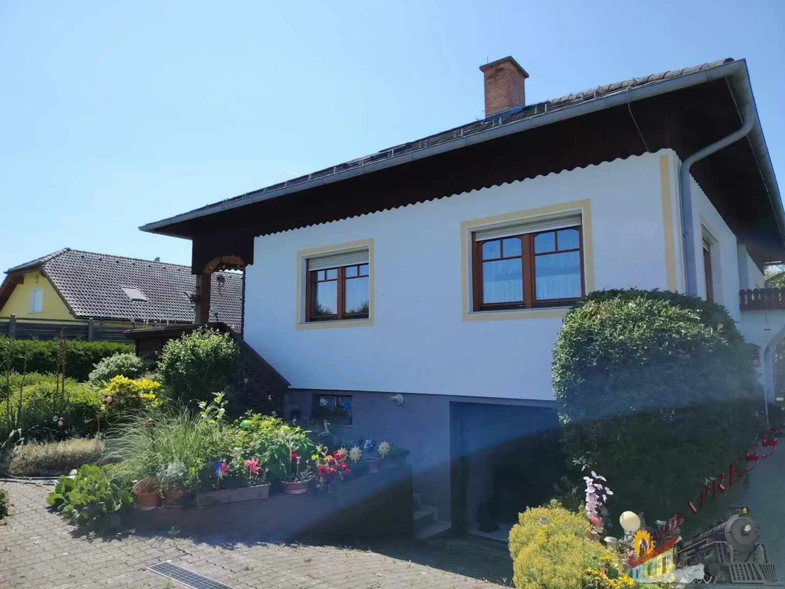 Einfamilienhaus in versteckter, ruhiger Siedlungslage (Sackgasse) mit schönem Garten wartet auf nette Familie!