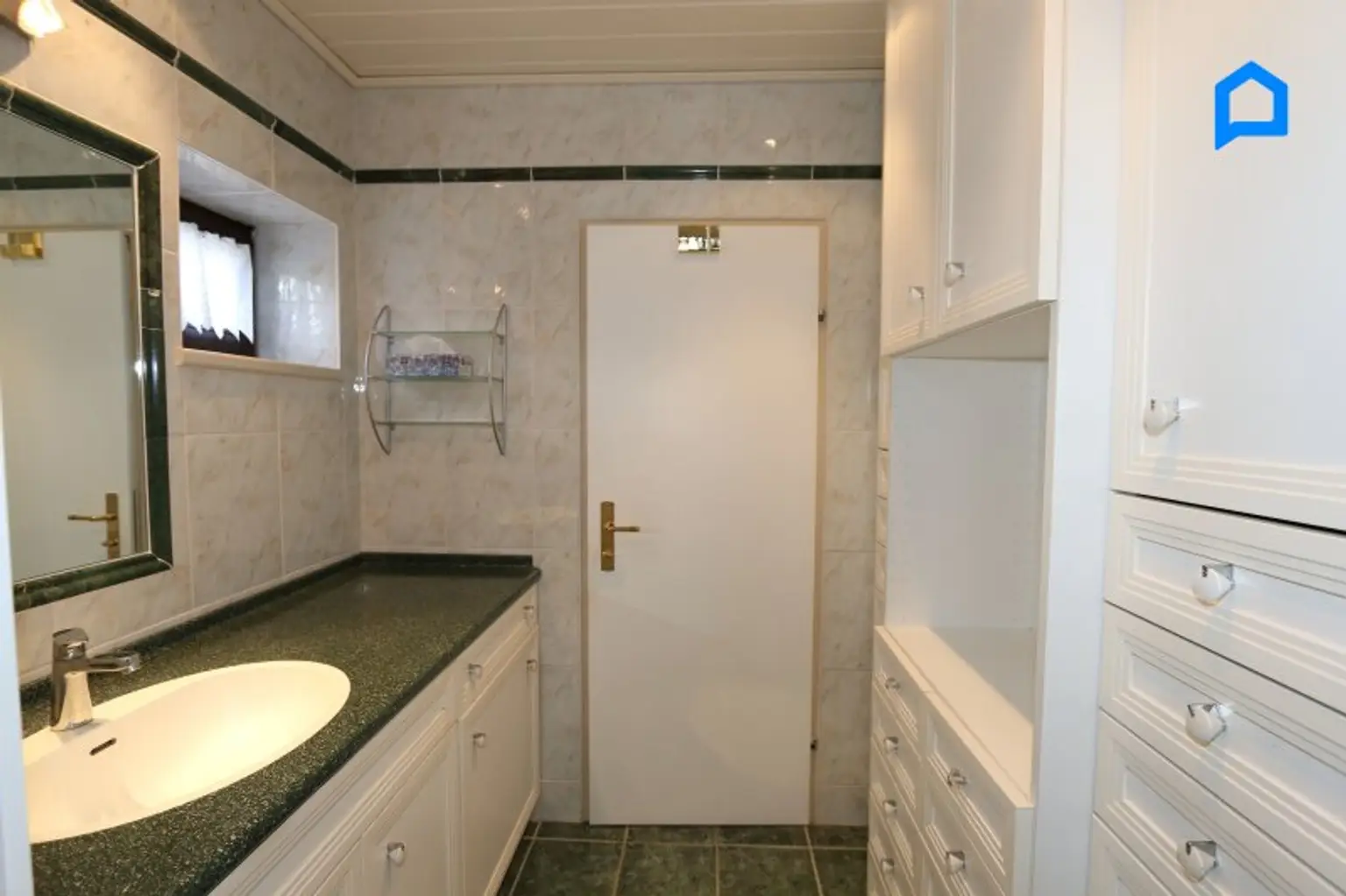 Sehr gepflegtes großzügiges Eckreihenhaus , Garten, Pergola, Terrasse, 4,5 Zimmer, plus Kellerräume, Garage