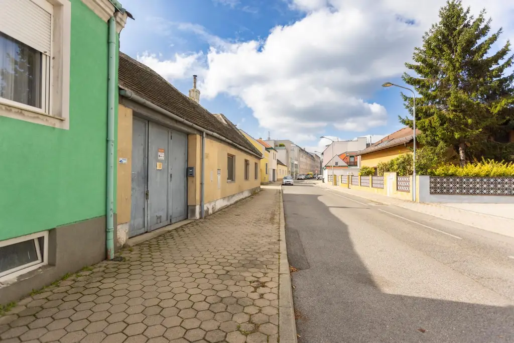 Kaiserebersdorf: Grundstück mit Altbestand und Entwicklungspotenzial