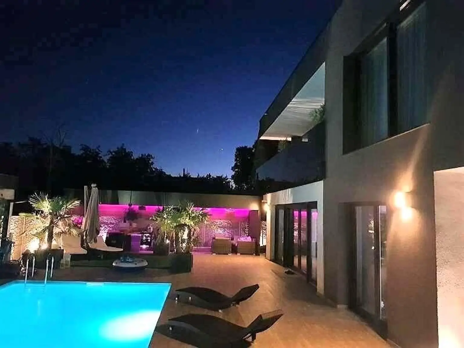 Traumhaft LUXURIÖS AUSGESSTATTETES SMART EFH in Leopoldsdorf: Wfl. 196m², 6 Zimmer, Balkon & Terrasse! + PHOTOVOLTAIK ANLAGE mit STROMSPEICHER + beheizter POOL  + GARAGE + GRILLPLATZ +