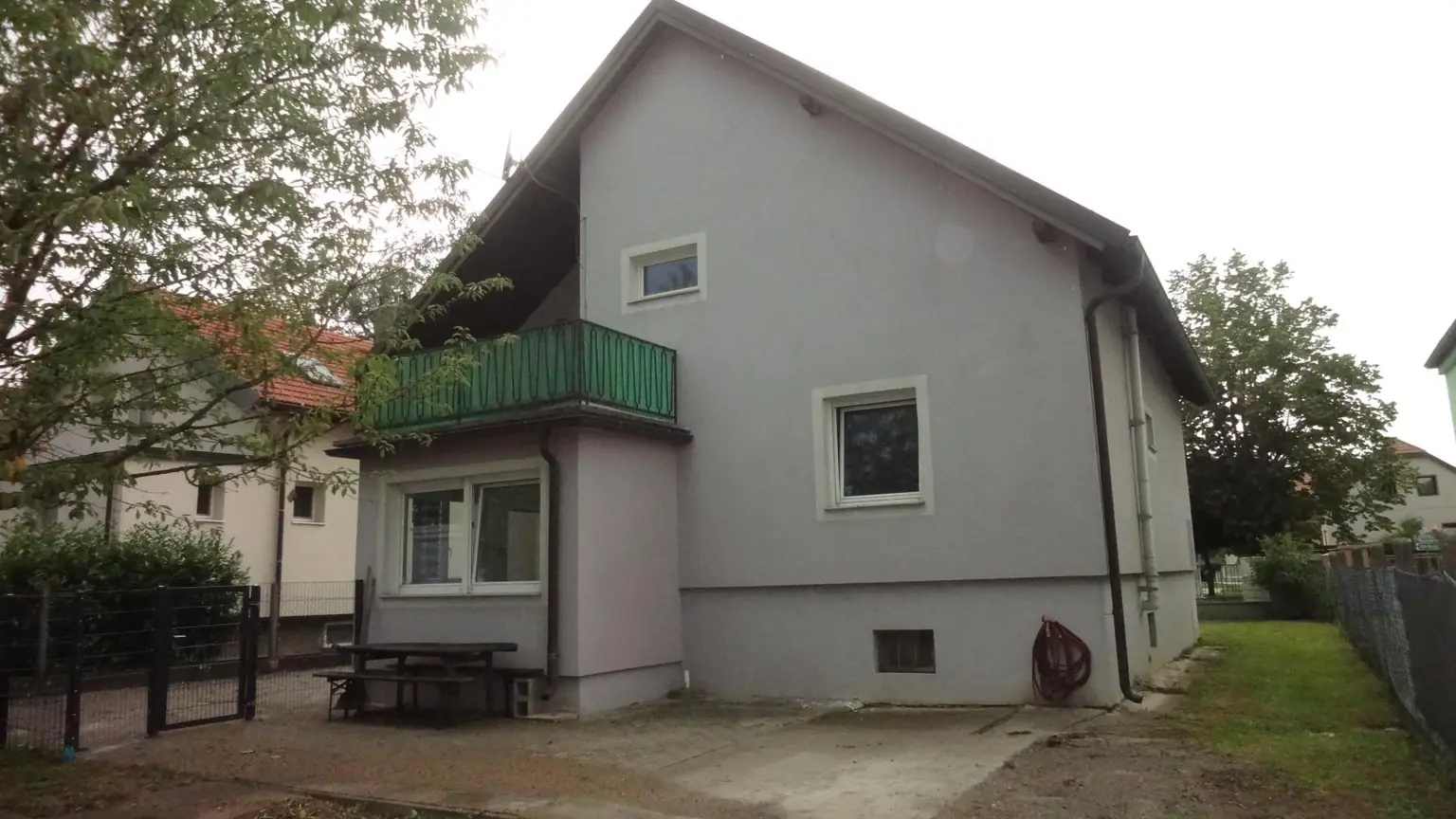 * Gelegenheit *  Einfamilienhaus mit viel Wohnfläche, Keller und Garten!