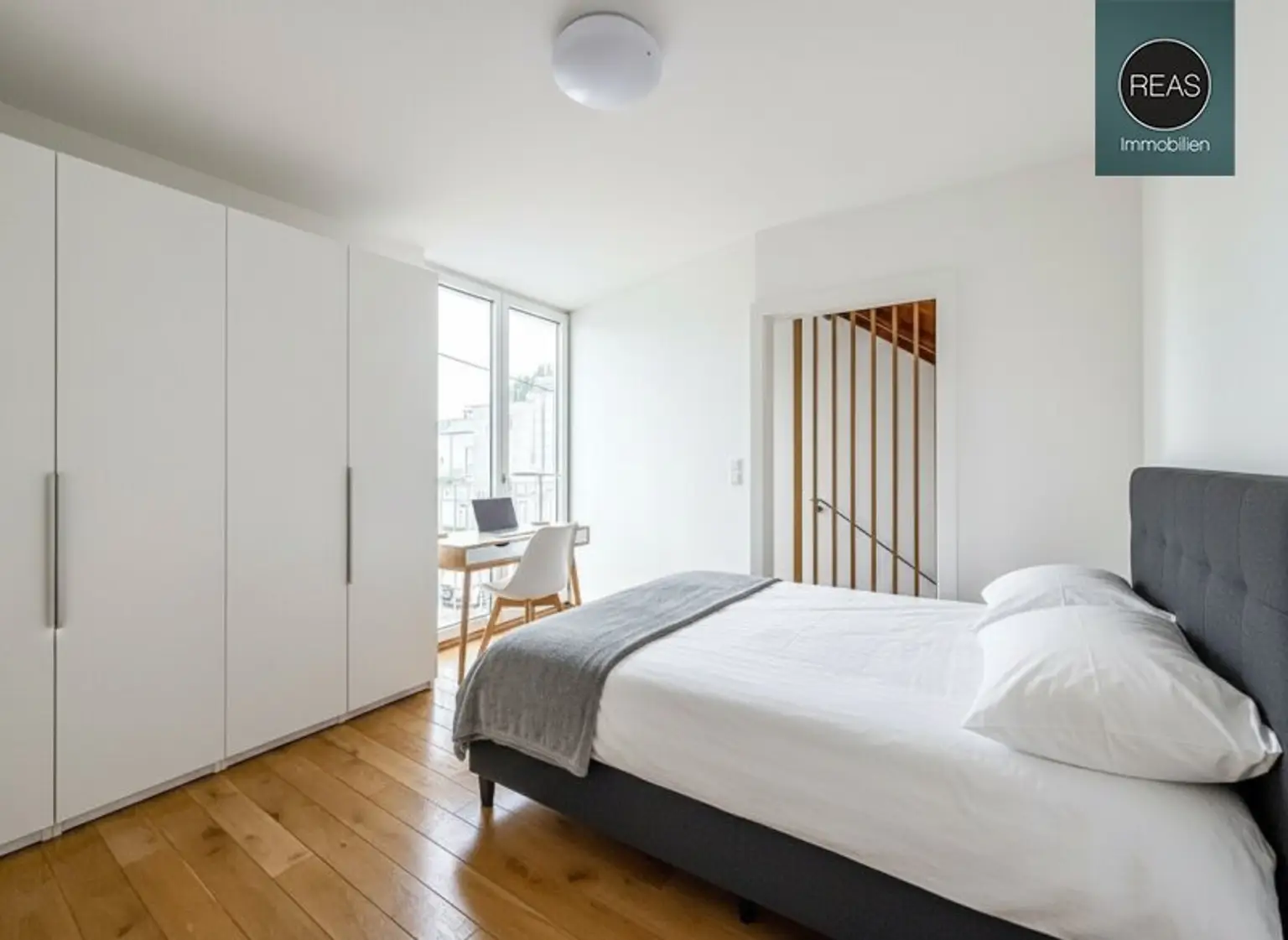 Provisionsfrei: Sehr gut ausgestattete Doppelhaushälfte mit Garten beim Theresa-Tauscher-Park! 5 Min. zum Donau Zentrum. 10 Min. zur UNO City. Parkplatz verfügbar!