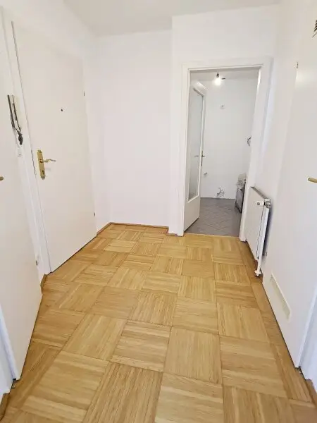 SPITTELBERG, teilsaniertes 84 m2 Dachgeschoß, 3 Zimmer, Extraküche, Wannenbad, Parketten, WG-geeignet, MQ-Nähe