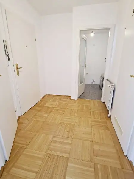 SPITTELBERG, teilsaniertes 84 m2 Dachgeschoß, 3 Zimmer, Extraküche, Wannenbad, Parketten, WG-geeignet, MQ-Nähe