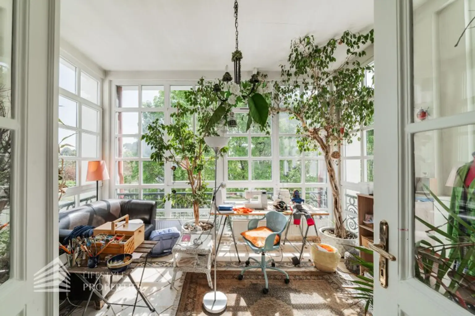 Luxuriöser 14- Zimmer Wohntraum mit Dachterrasse und Pool, Nähe Wilhelminenschloss