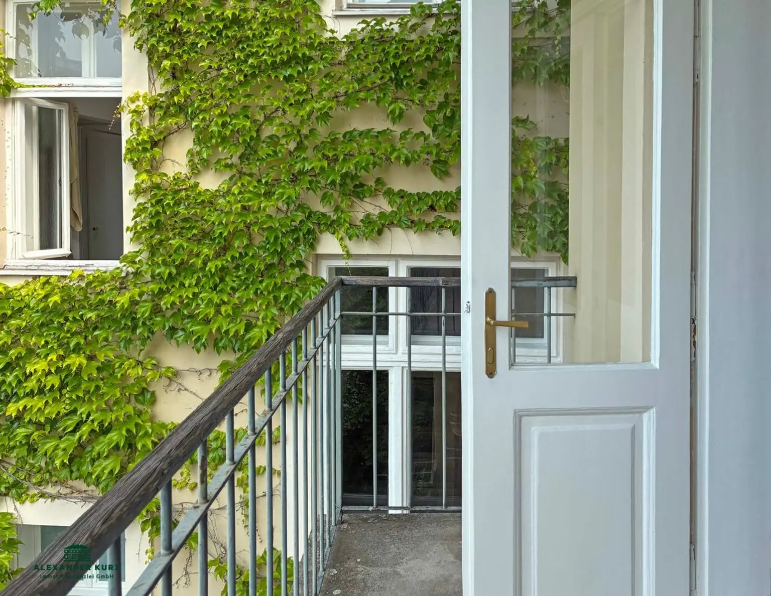 Büro mit Flair und Balkon im Adräviertel