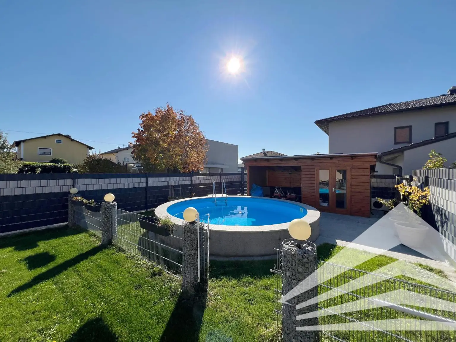 Großzügiges Eckreihenhaus mit Garten & Pool in toller Siedlungslage! 360° Rundgang online!