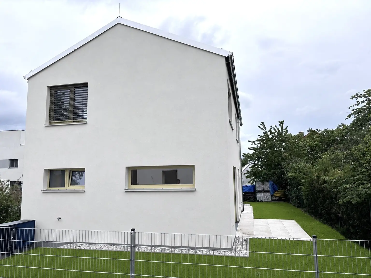 Außenansicht/ KI Rasen