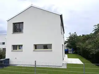 Außenansicht/ KI Rasen