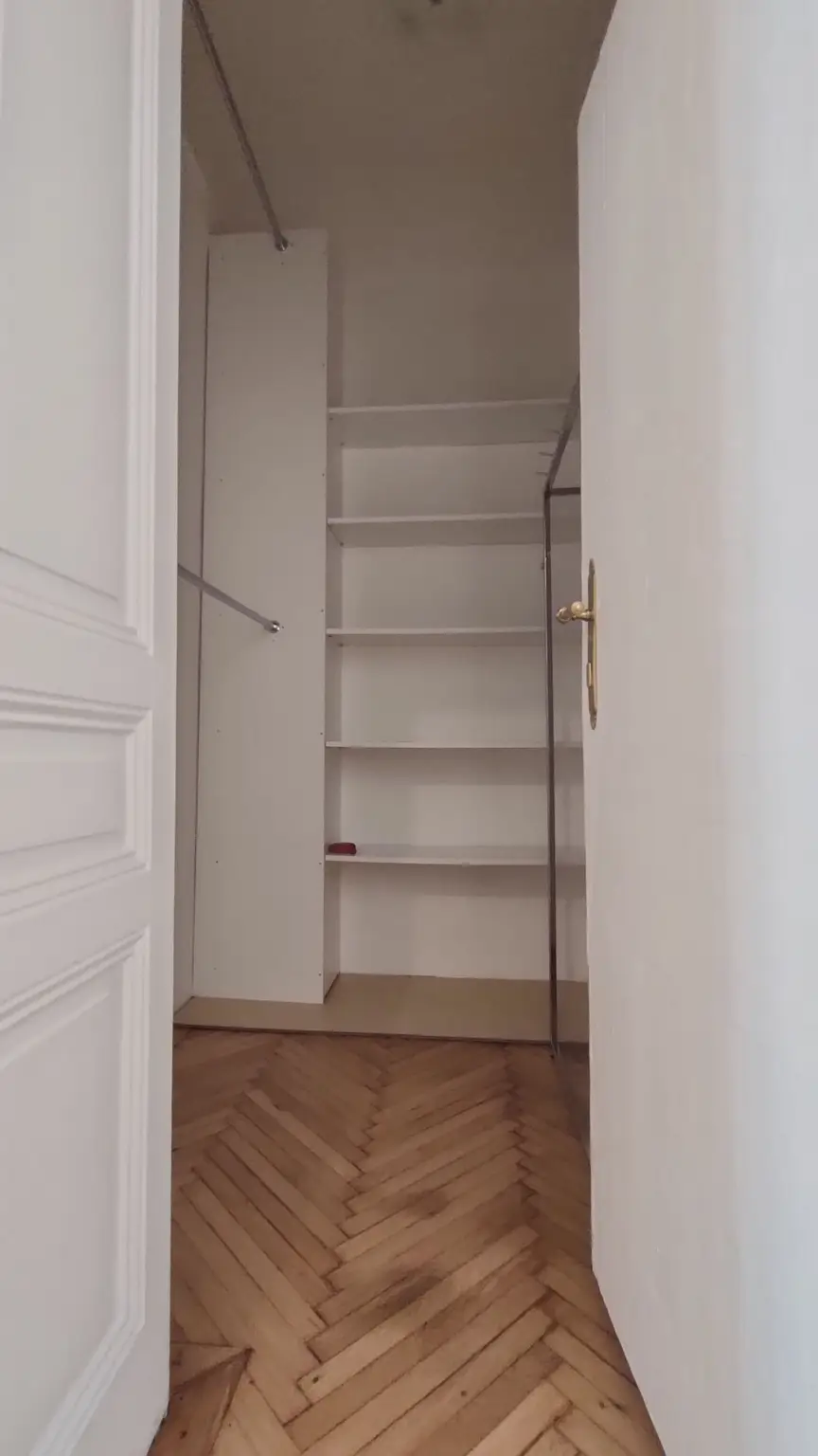 ! GEPFLEGTE 3 ZIMMER STILALTBAUHAUPTMIETE IN AKH-/UNI-/VOLKSOPERNNÄHE !