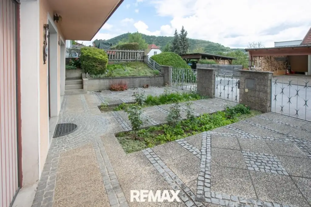 Großzügiges Ein-/Zweifamilienhaus mit ausgebautem Dachgeschoss, zwei Garagen und Garten in Paudorf