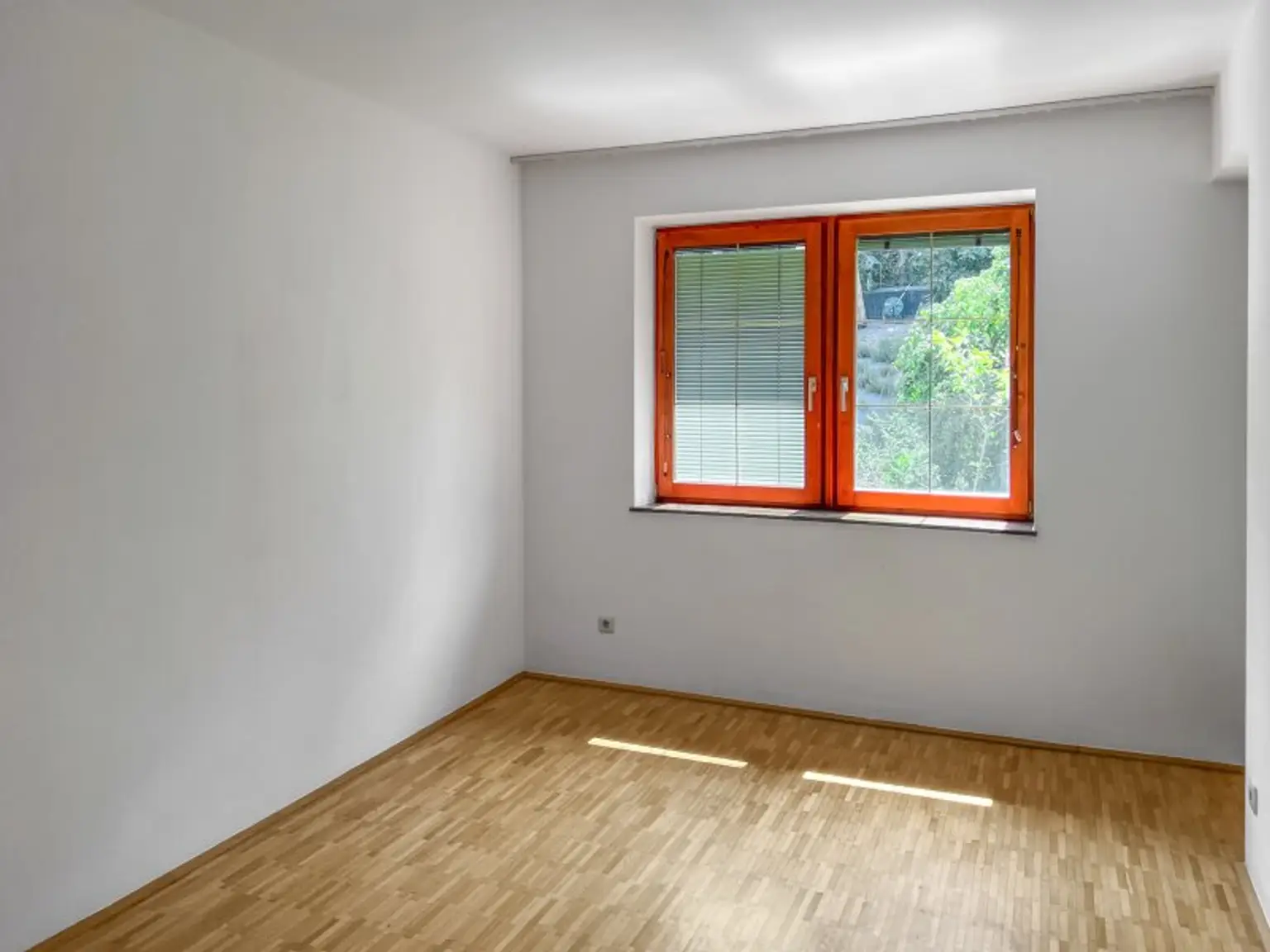 Familiengeeignetes Eckreihenhaus bei der Amerikanischen Schule:  5 Zimmer, und ein Gäste-Studio mit Bad,  Garten, Balkon, Garage, viel Platz und Ruhe!