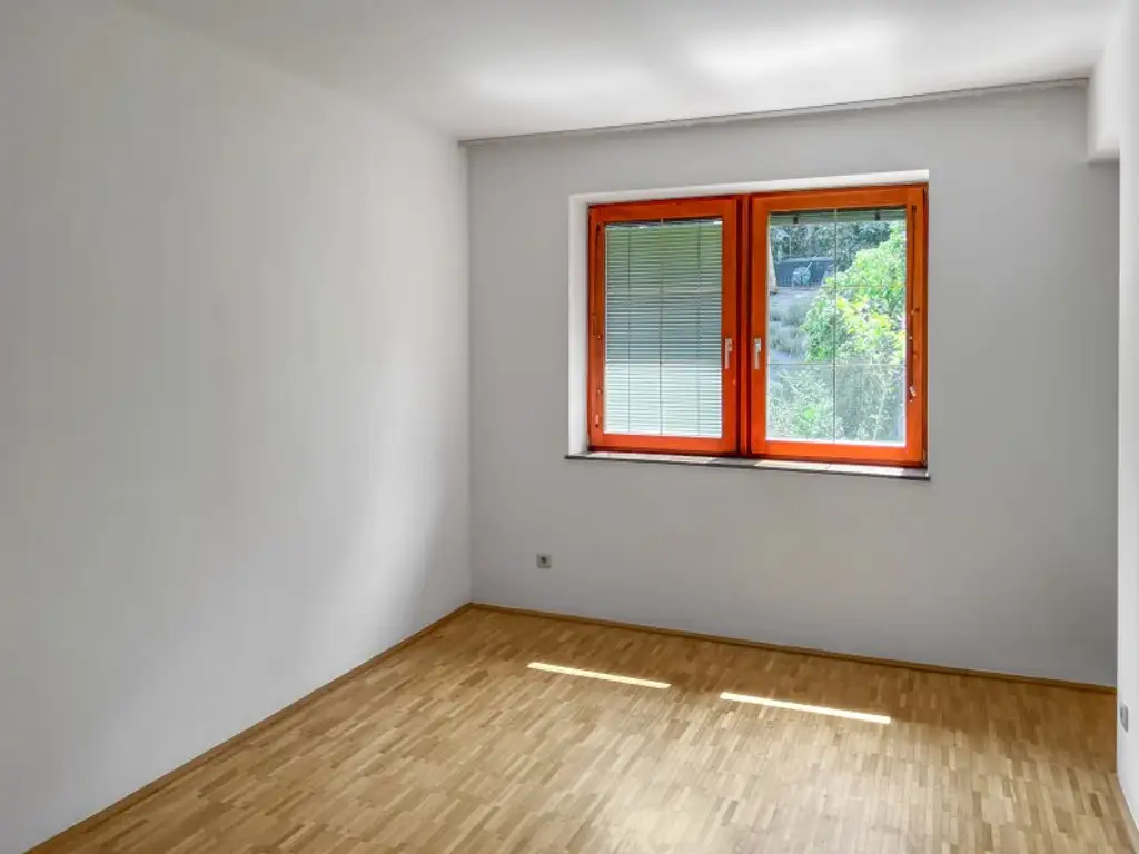 Familiengeeignetes Eckreihenhaus bei der Amerikanischen Schule:  5 Zimmer, und ein Gäste-Studio mit Bad,  Garten, Balkon, Garage, viel Platz und Ruhe!