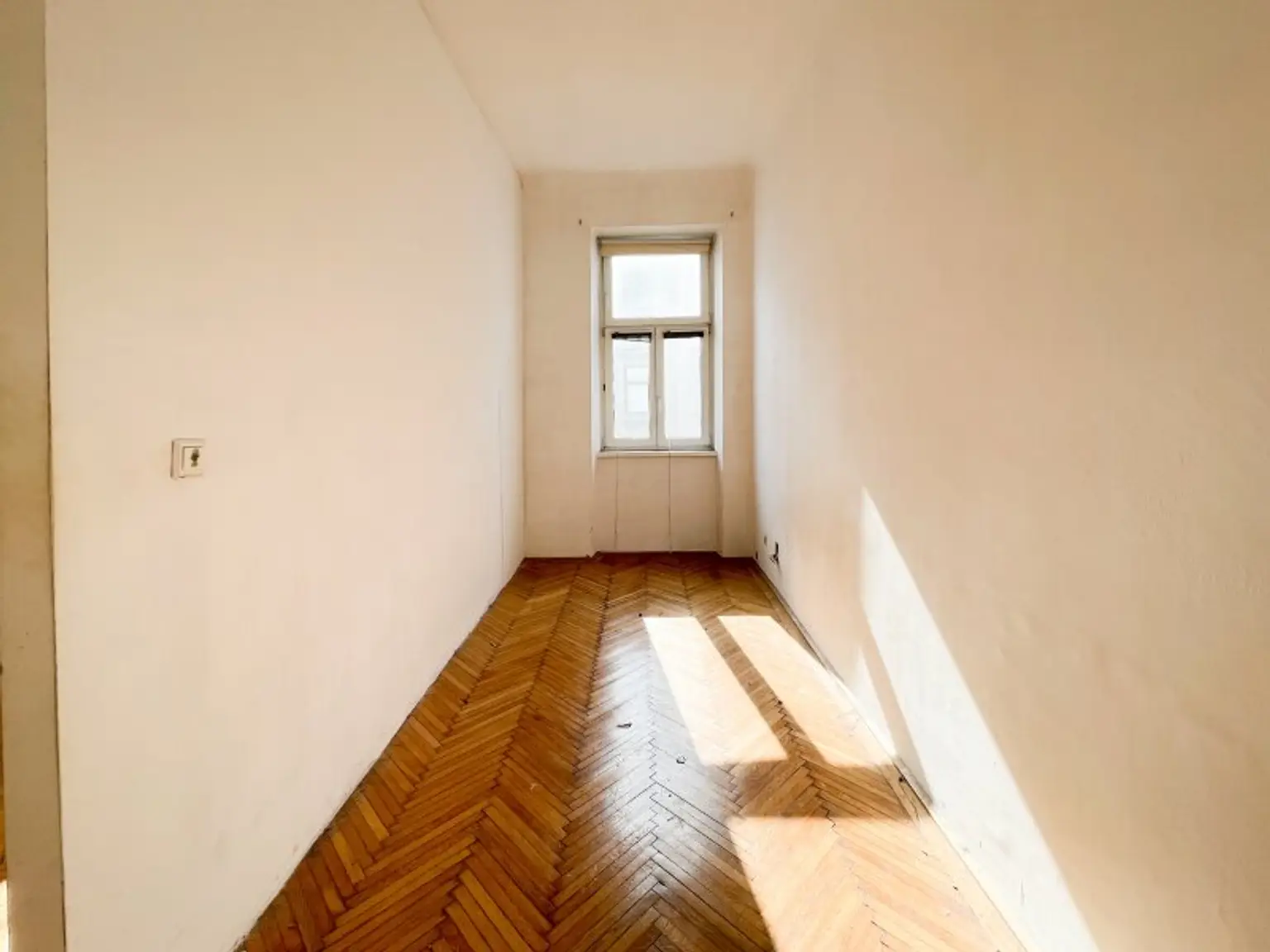 NÄHE AUGARTEN: 2,5-Zimmer-Altbauwohnung mit großem Gestaltungspotenzial beim Wallensteinplatz
