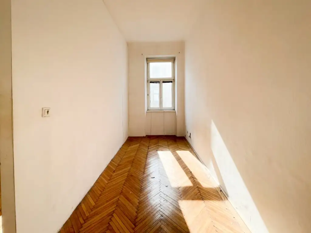 NÄHE AUGARTEN: 2,5-Zimmer-Altbauwohnung mit großem Gestaltungspotenzial beim Wallensteinplatz