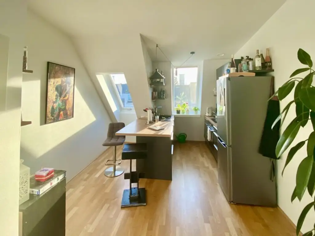 VOLL MÖBLIERTES traumhaft ruhiges Dachgeschoss-Appartement mit Terrasse und perfektem Öffi-Anschluß