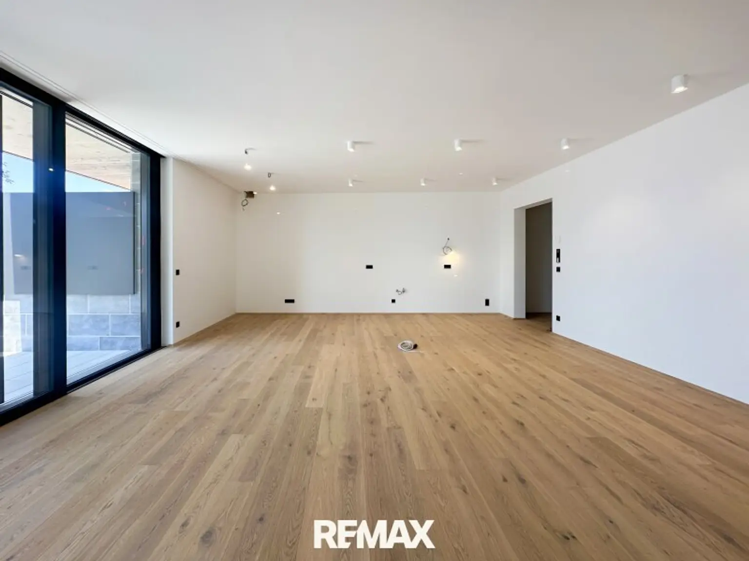 Wohnzimmer mit offener Küche