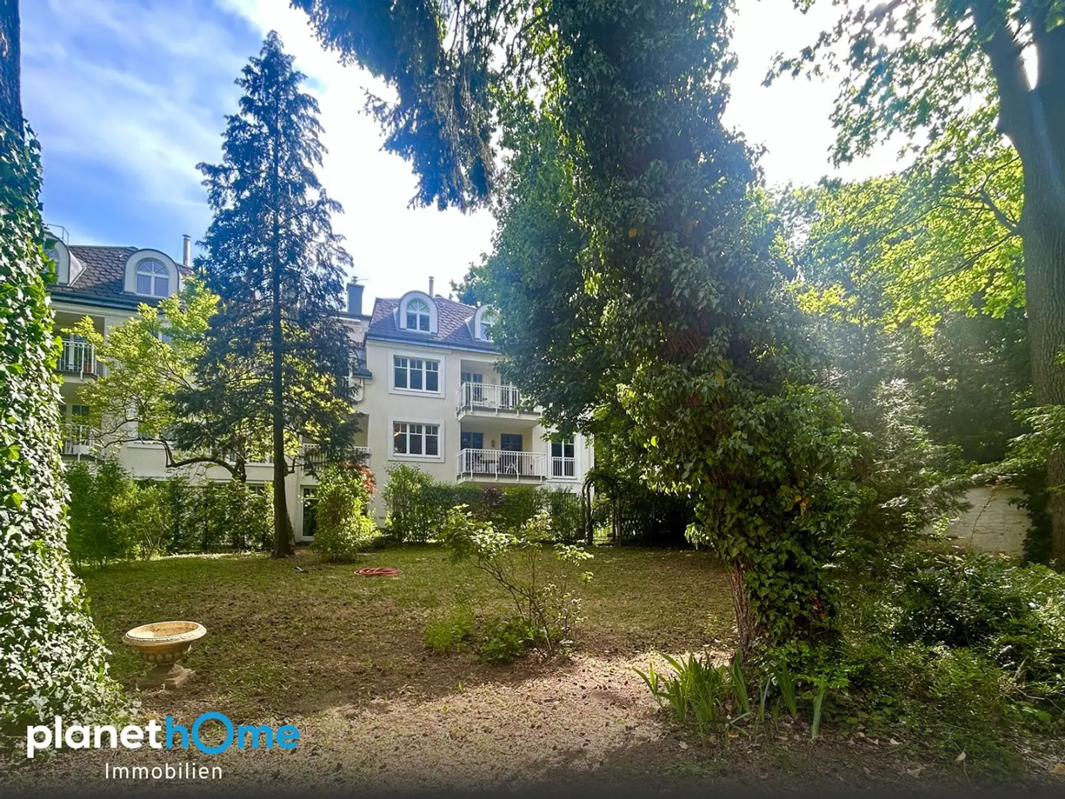 Hausansicht mit Garten