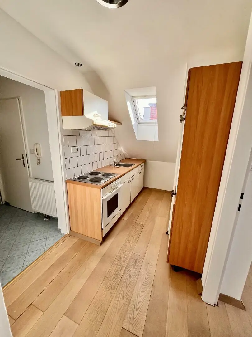 Kleine 2 Zimmer Wohnung im Dachgeschoss mit französischem Balkon.