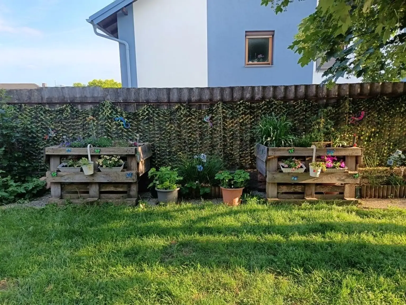 Vielseitiges Wohnhaus mit großzügigem Hof und Nebengebäuden