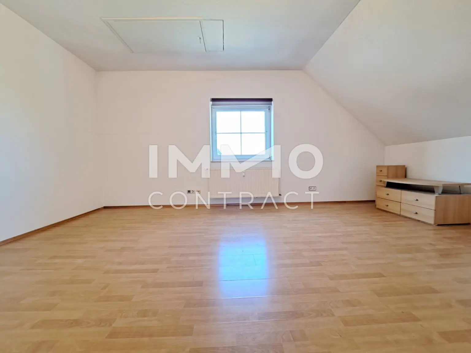 Großzügige Dachwohnung inklusive Eigengarten, Garage und Keller