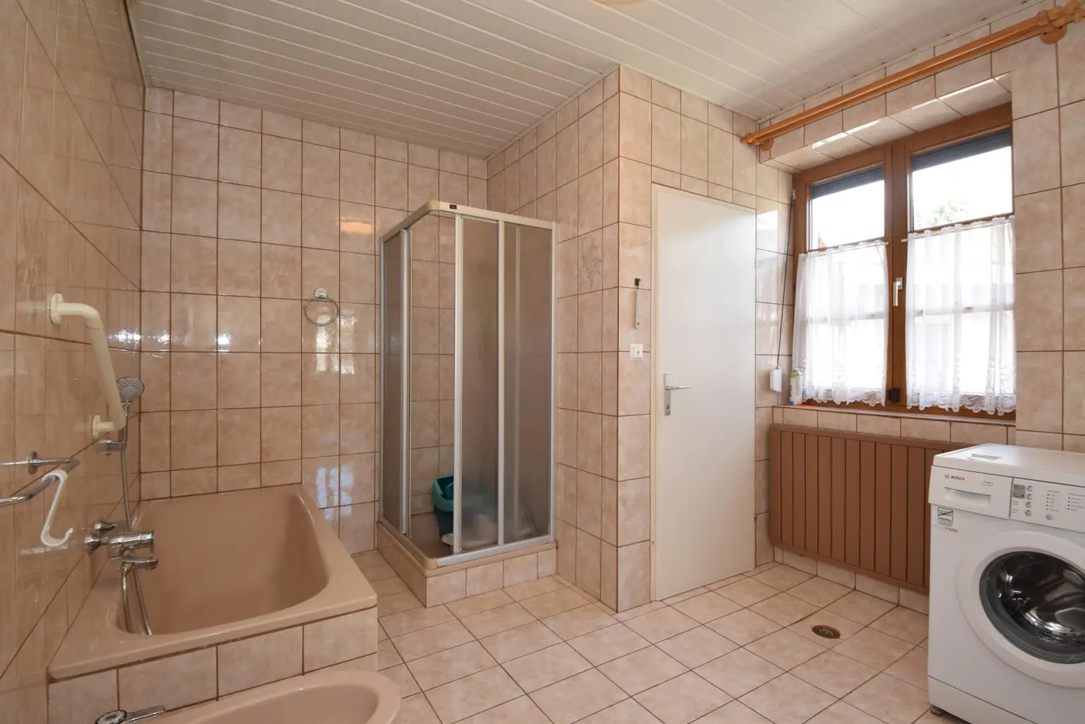 Bad mit Dusche und Badewanne im Erdgeschoß