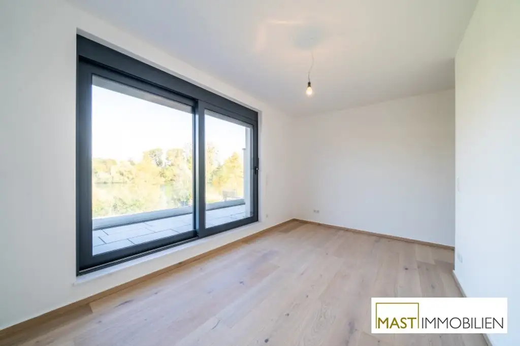 Moderne Doppelhäuser mit Blick auf das Wasser