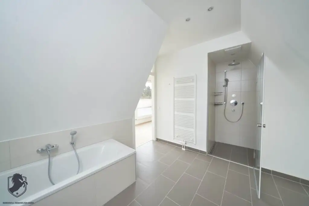 Außergewöhnliche Villa mit drei Wohneinheiten, Gewerbeeinheit & teilbarem Grundstück