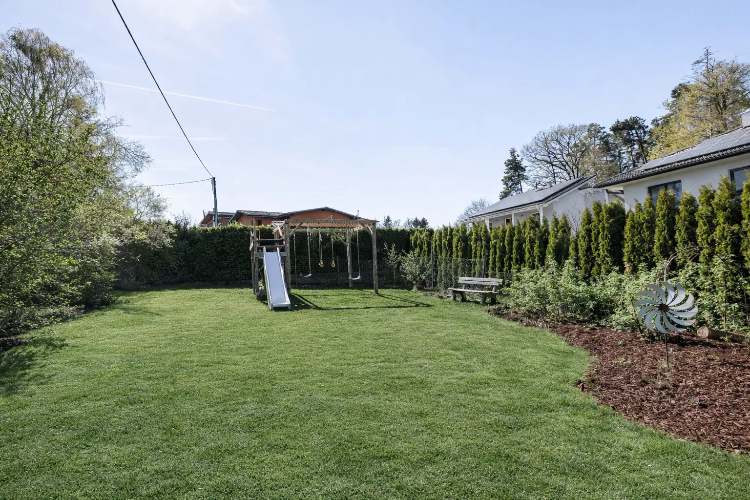 Garten mit Spieleturm