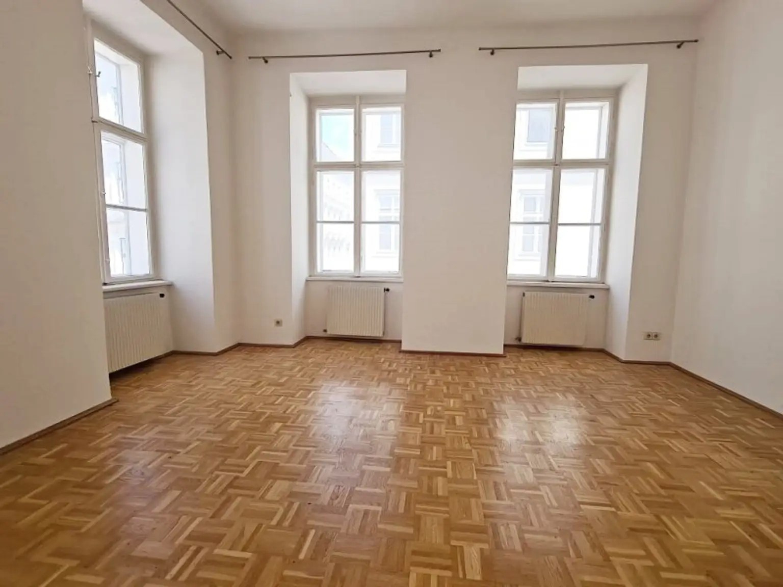 SALESIANERGASSE, teilsanierte 86 m2 Altbau, 3 Zimmer, Küche, Wannenbad, Parketten, 2. Liftstock, Botschaftsviertel