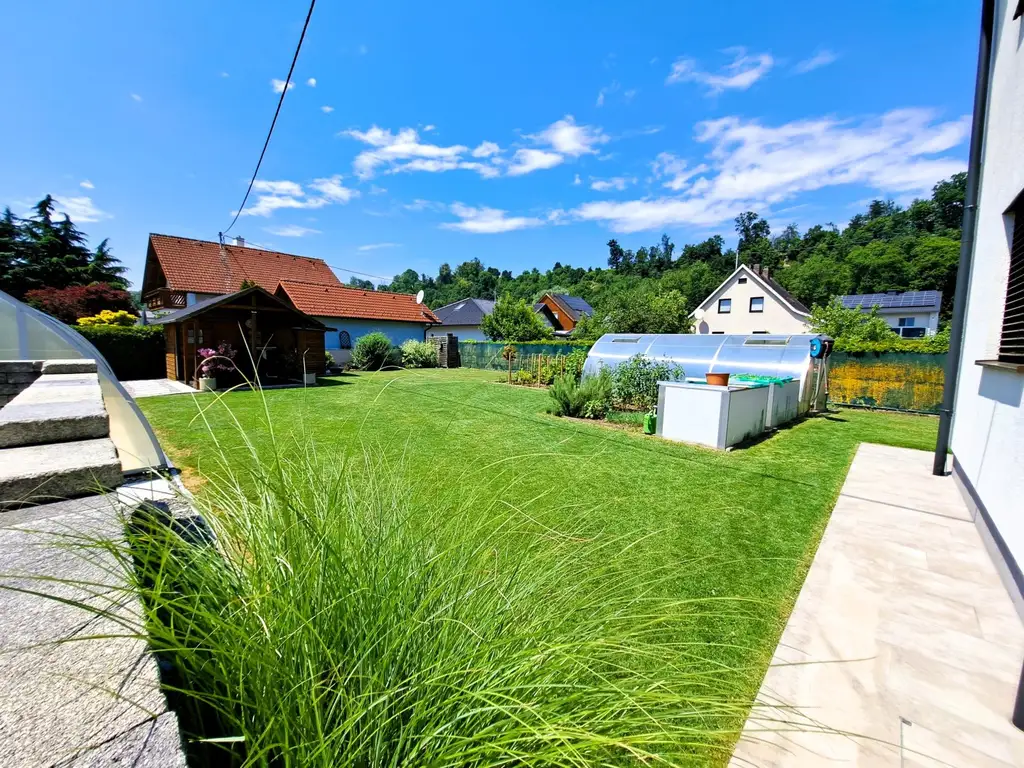 Wohnjuwel mit 2 Wohnungen (ca. 290 m² Wfl.), 2 Terrassen, Gartenareal mit Pool & Poolhaus - Neuzeug