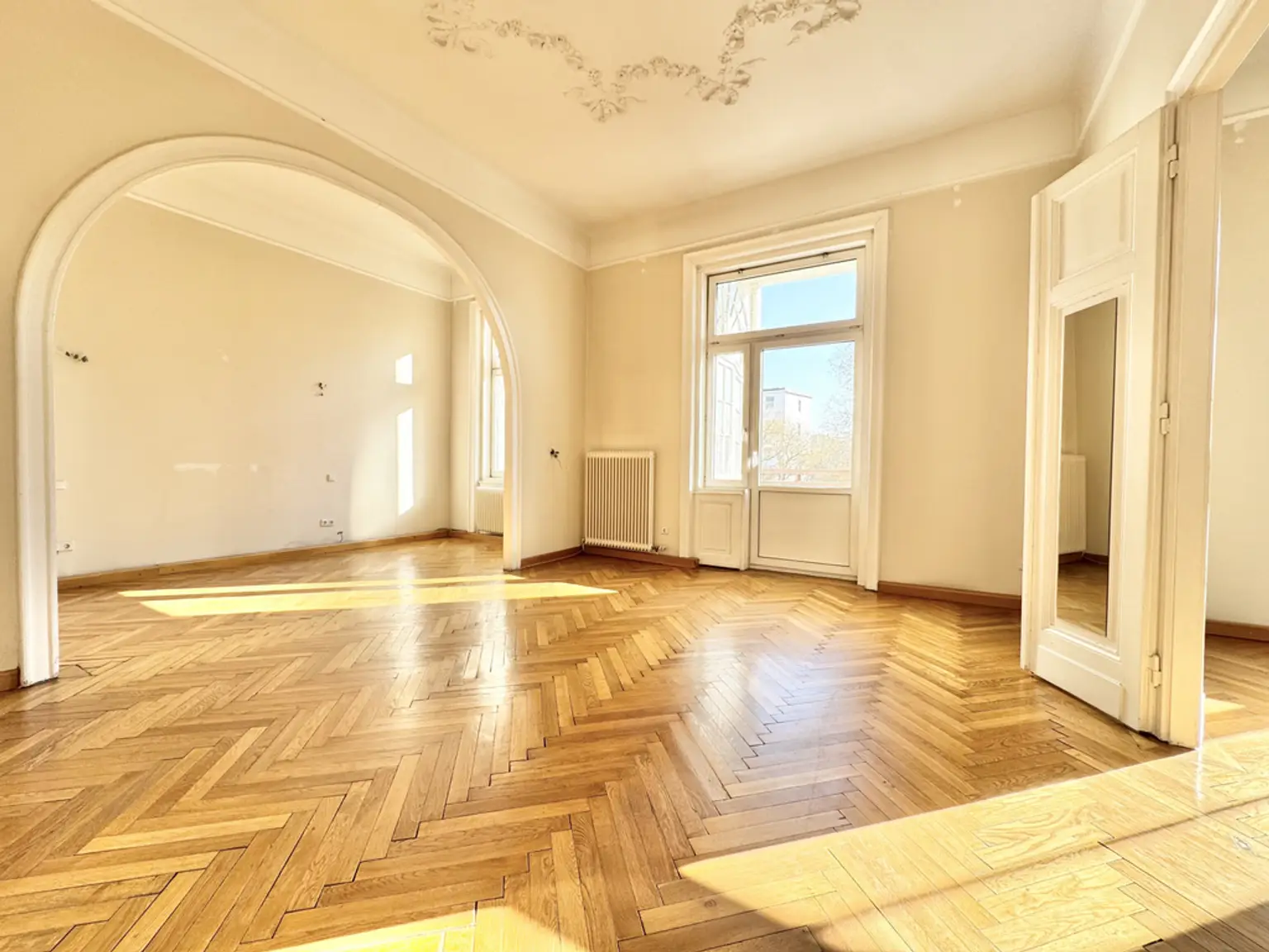 TOPLAGE NÄHE THERESIANUM | EXKLUSIVE, HELLE 5-ZIMMER | ALTBAU MIT GARTENSEITIGEM BALKON | U-BAHN-NÄHE