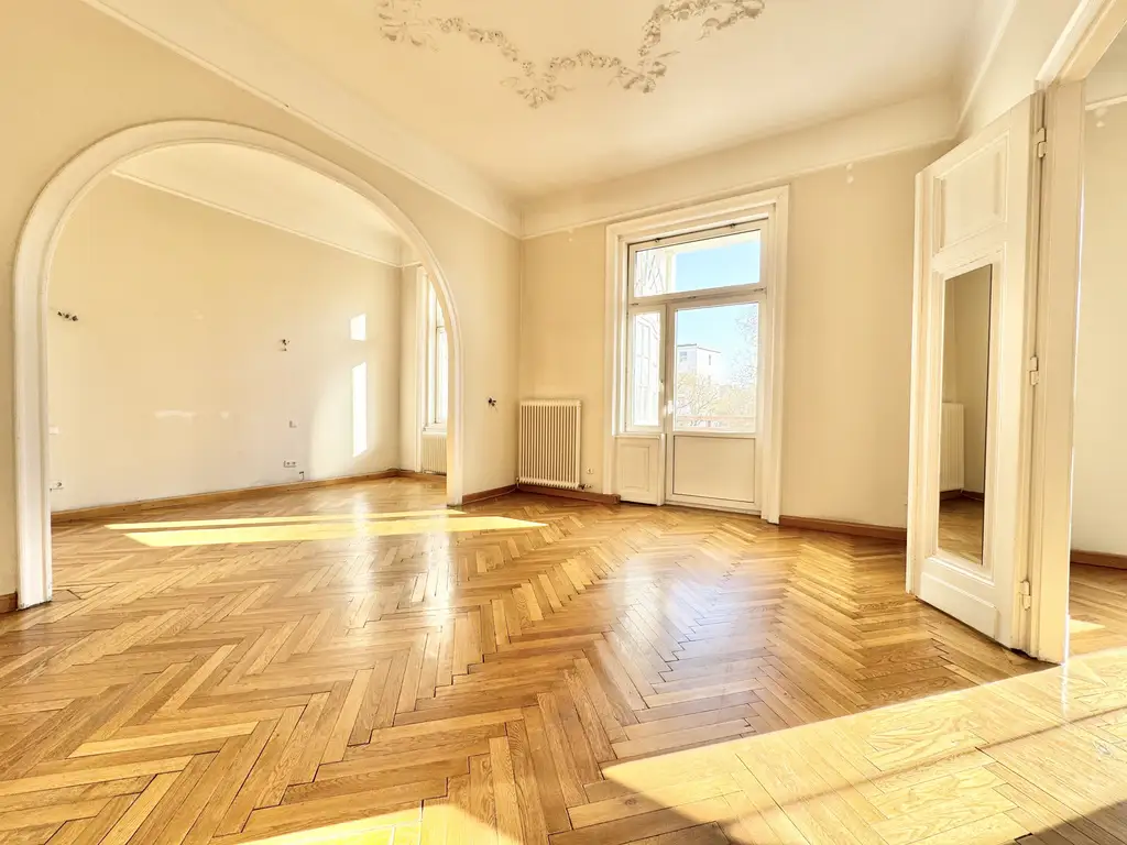 TOPLAGE NÄHE THERESIANUM | EXKLUSIVE, HELLE 5-ZIMMER | ALTBAU MIT GARTENSEITIGEM BALKON | U-BAHN-NÄHE
