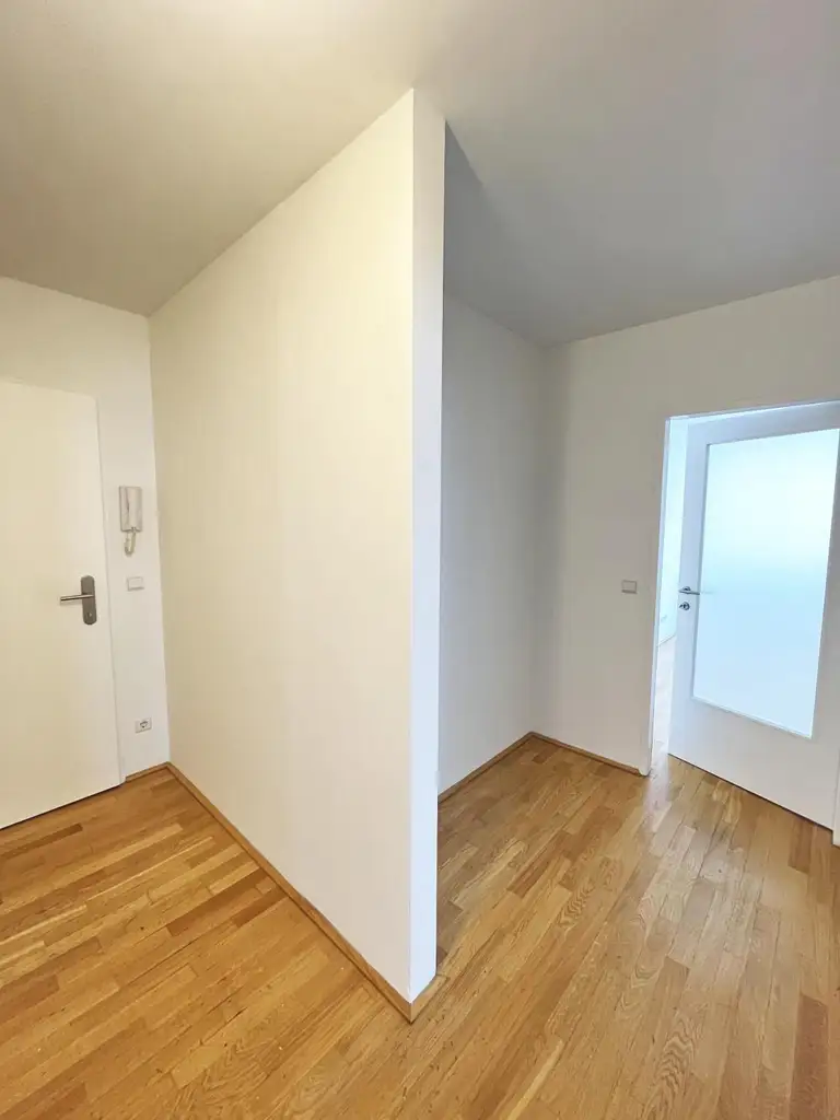 Optimal geschnittene 2-Zimmer- Wohnung - 
U6 nur 2 min. zu Fuß