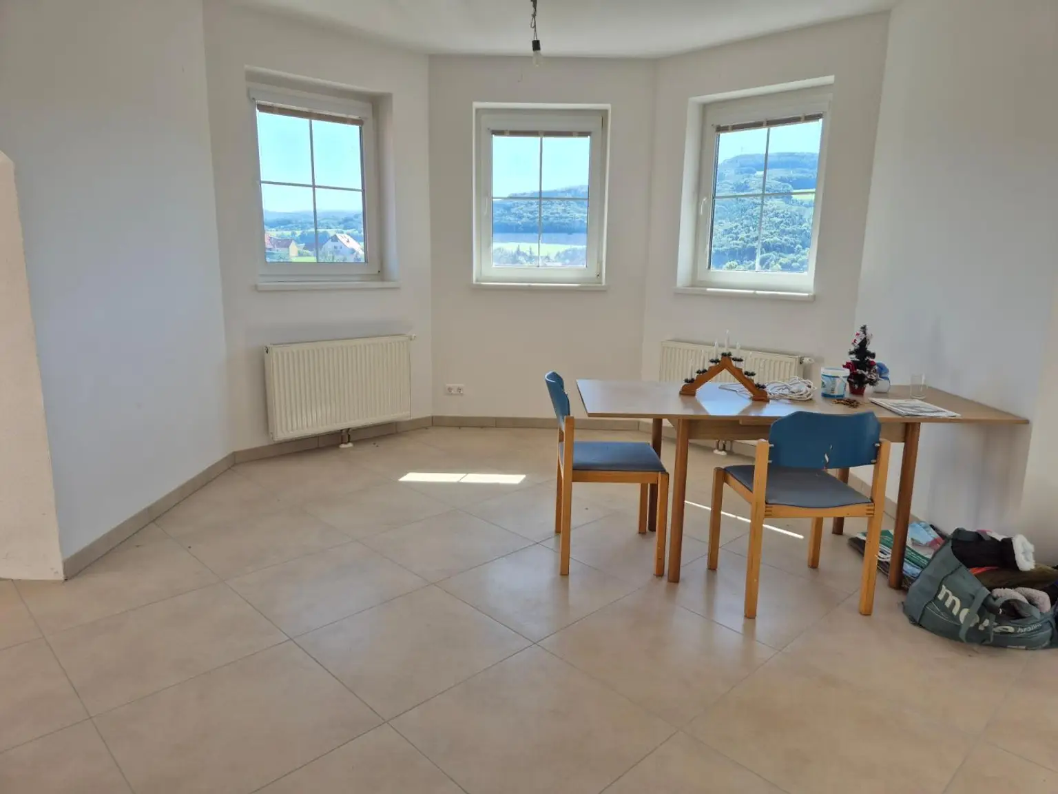 ZWEIFAMILIENHAUS IN ERHÖHTER GRÜNRUHELAGE MIT AUSBLICK