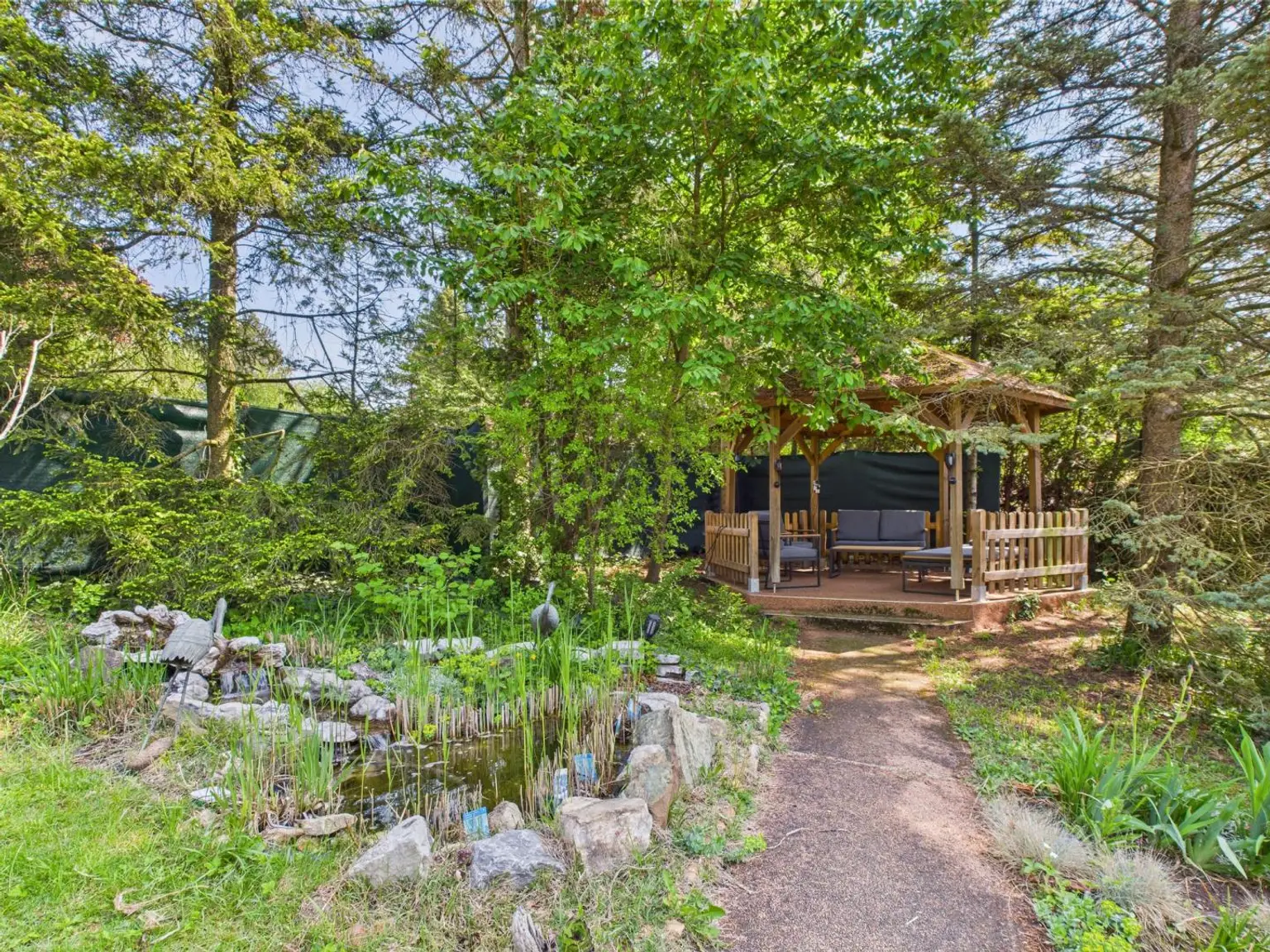 Pavillion und Brunnen